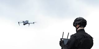 Piloto operando DJI Lito 1